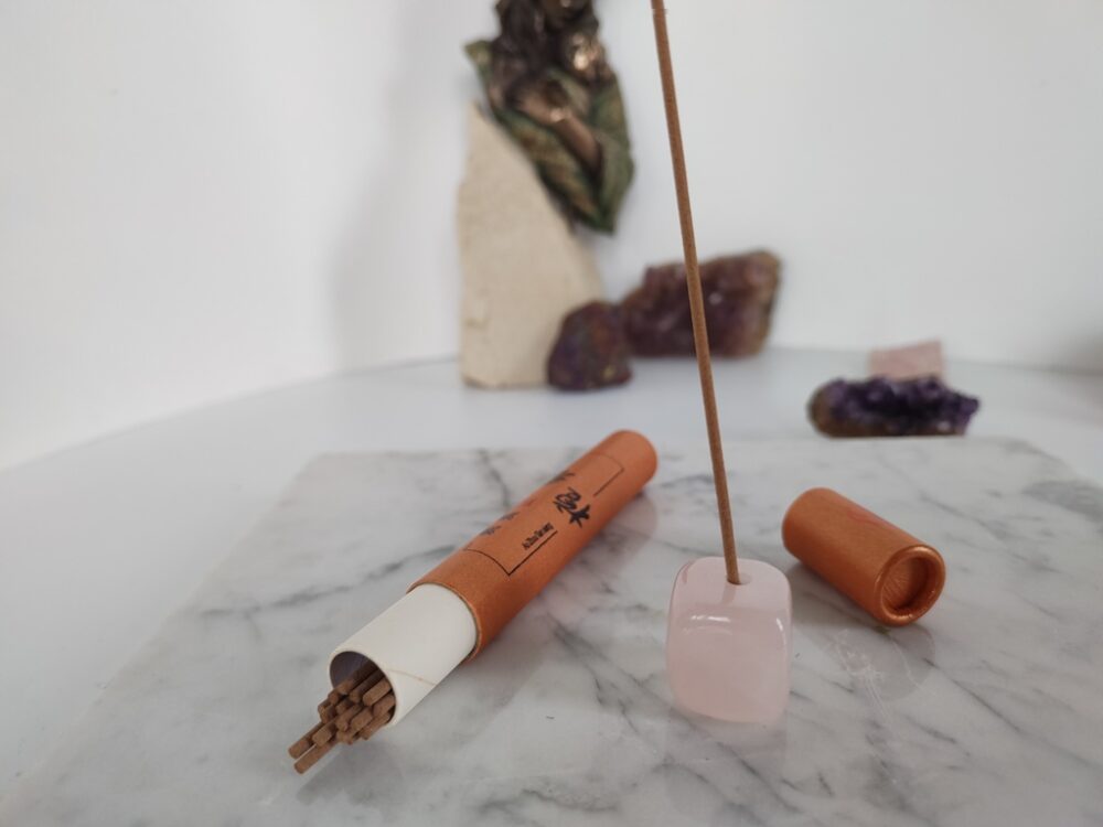 podstawa różowy kwarc kadzidełka sandał