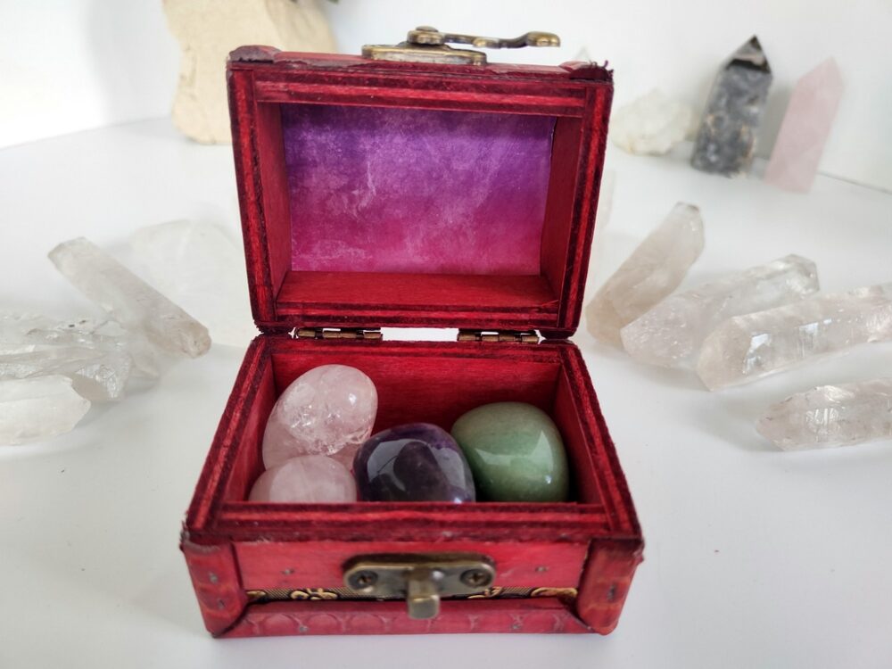 zestaw kamienie w skrzynce